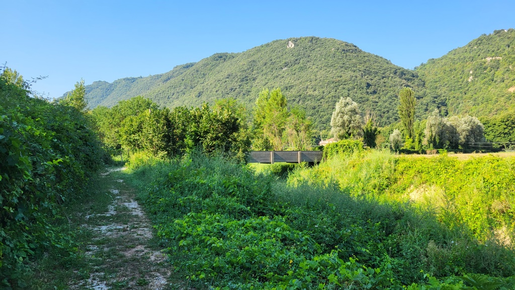 der Cammino führt uns nun geradeaus weiter in das Tal des Flusses Turano