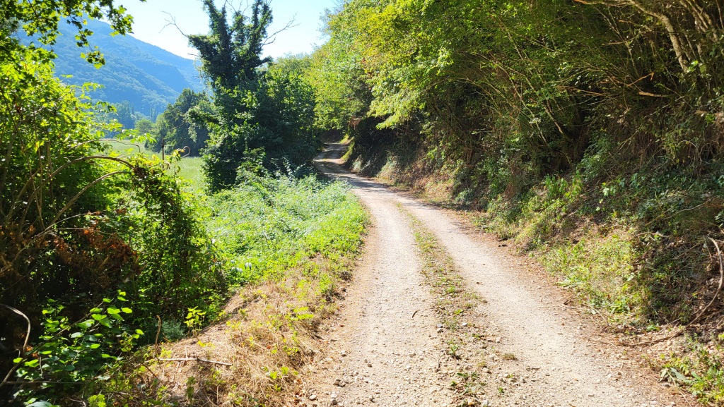 nach ein paar Kilometer zieht der Wanderweg rechts vom Turano Tal weg
