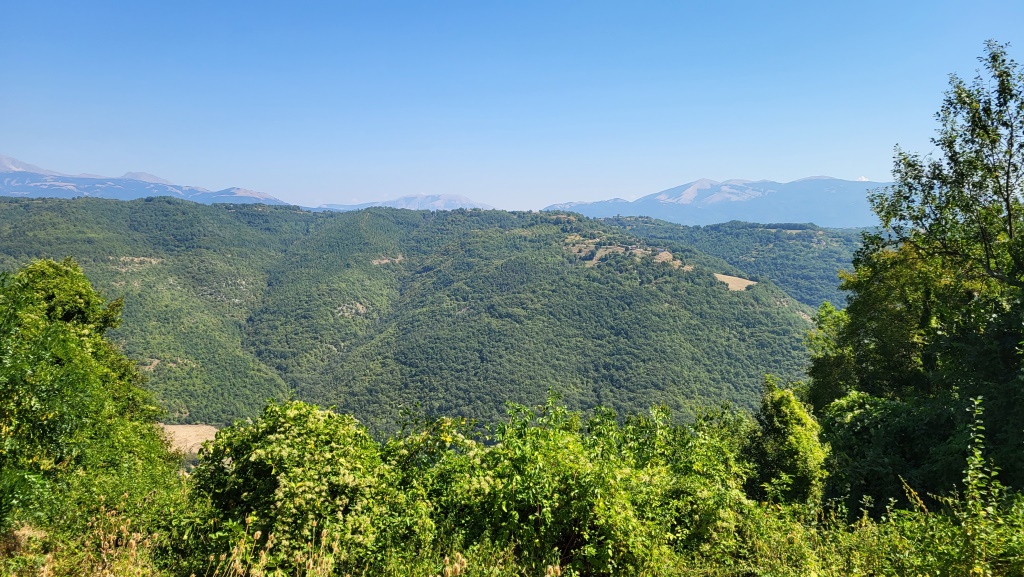 der hier verlaufende langgestreckte und waldreiche Höhenzug ist Teil der Sabiner Berge