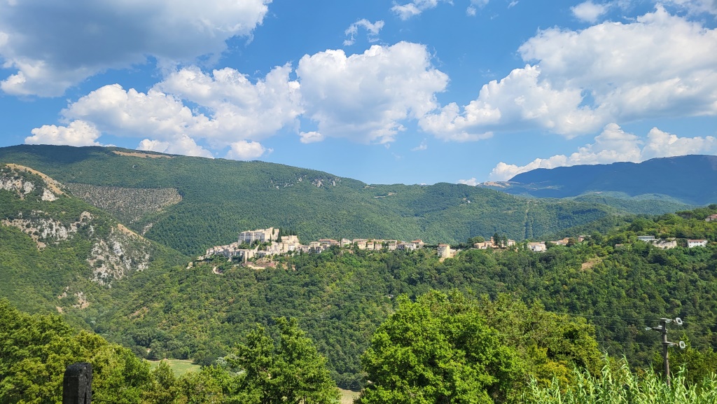 schon bald erreichen wir Rocca Sinibalda mit seinem Kastell aus dem Jahr 1084