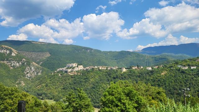 schon bald erreichen wir Rocca Sinibalda mit seinem Kastell aus dem Jahr 1084