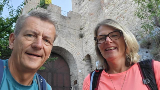 beim Tor des Kastell, das in seiner Form an die Silhouette eines Adlers erinnert, knipsen wir ein Erinnerungsfoto