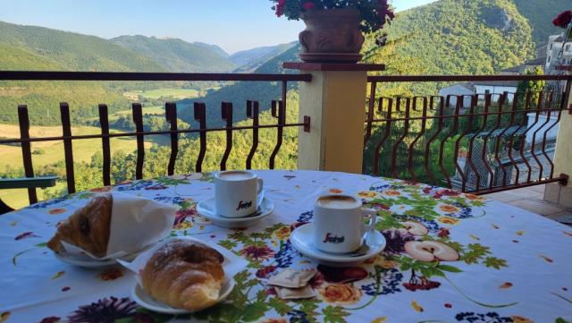 bevor wir die Etappe starten, geniessen wir einen Kaffee und eine Brioche