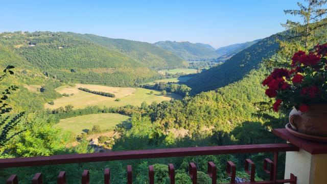 ...und fahren mit dem Auto nach Rocca Sinibalda, wo wir den herrlichen Blick auf das Turano Tal geniessen