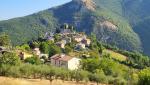 wir verlassen Rocca Sinibalda und blicken nochmals zu diesem entzückendes Dörfchen zurück