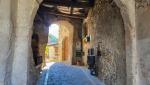 ...zum ehemaligem Stadttor hinunter, und aus dem Dorf hinaus