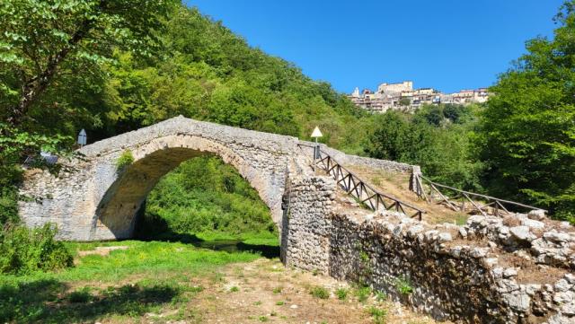 die Brücke wurde im 5 Jhr. erbaut und überspannt den hier noch kleinen Turano, dahinter Posticciola