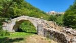 die Brücke wurde im 5 Jhr. erbaut und überspannt den hier noch kleinen Turano, dahinter Posticciola