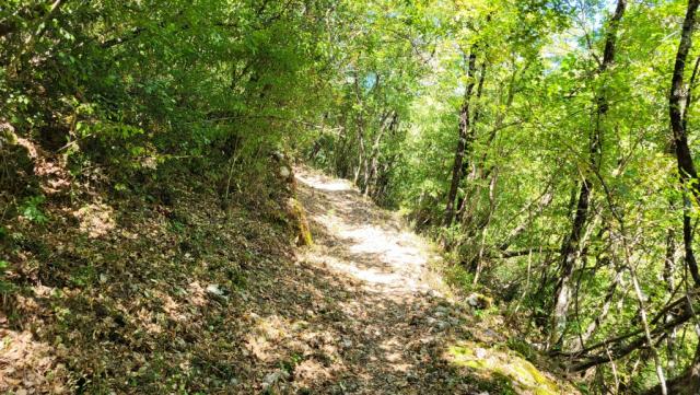 der Weg führt uns nun auf gleichbleibender Höhe Richtung Lago del Turano