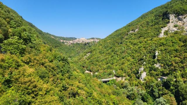 das tief eingeschnittene Tal des Turano. In der mitte Posticciola