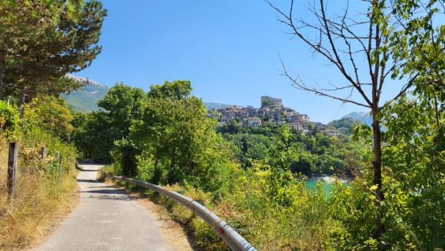vor uns taucht die alte Siedlung Castel di Tora mit ihrem Gewirr aus engen Gassen und alten Häuser auf