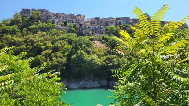 die alten Steinhäuser des typisch mitelalterlichem Dorf, spiegeln sich im tiefblauen Wasser des Sees