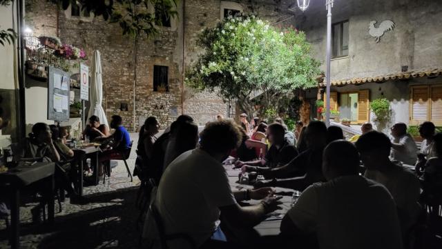 auf dem Dorfplatz haben wir im Ristorante I Sapori del Borgo,...