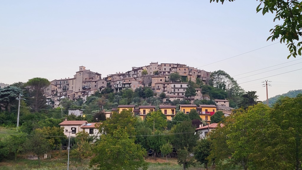 wir durchlaufen die schmalen und verwinkelte Gassen von Castel di Tora und blicken zurück