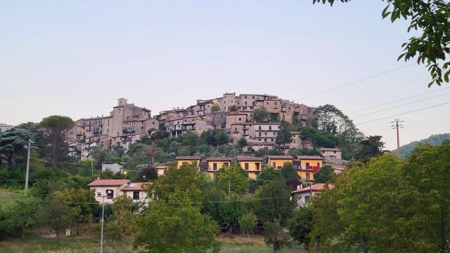 wir durchlaufen die schmalen und verwinkelte Gassen von Castel di Tora und blicken zurück
