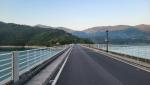 wo wir über eine Brücke den See überqueren