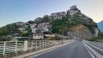 was für ein Blick auf Castel die Tora, das zu einem der schönsten Dörfer Italiens gewählt wurde