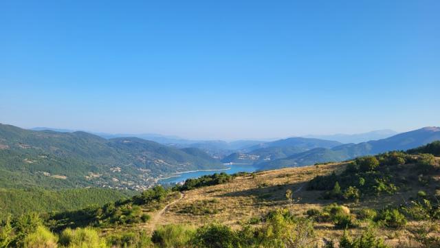 wir drehen uns um und sind fast erschlagen. Was für eine atemberaubende Aussicht auf den Lago del Turano