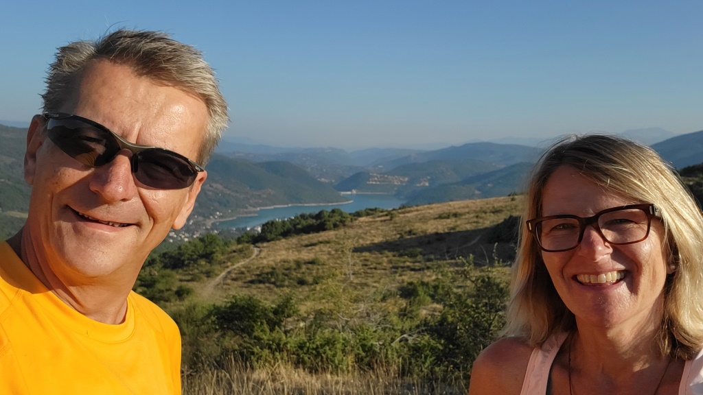 Erinnerungsfoto mit dem Lago del Turano im Hintergund