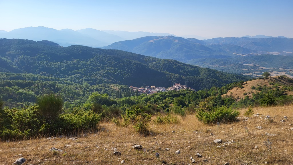 kurz danach ändert sich die Aussicht komplett. Neue Berge, Täler und unter uns Pozzaglia Sabina