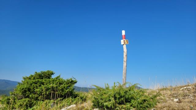der Bergpfad ist nun mit Holzpfosten sehr gut markiert, was auch gut ist. Wegverlauf nicht immer ersichtlich