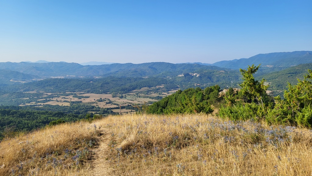 ...führt uns ein Trampelpfad abwärts. Während dem Abstieg geniessen wir die traumhafte Aussicht