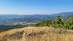 ...führt uns ein Trampelpfad abwärts. Während dem Abstieg geniessen wir die traumhafte Aussicht