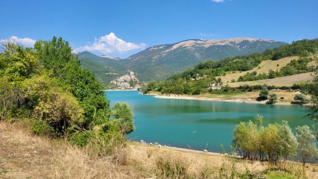 es liegt direkt am Lago del Turano