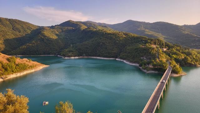 und hier auf die Brücke die den Lago del Turano überspannt