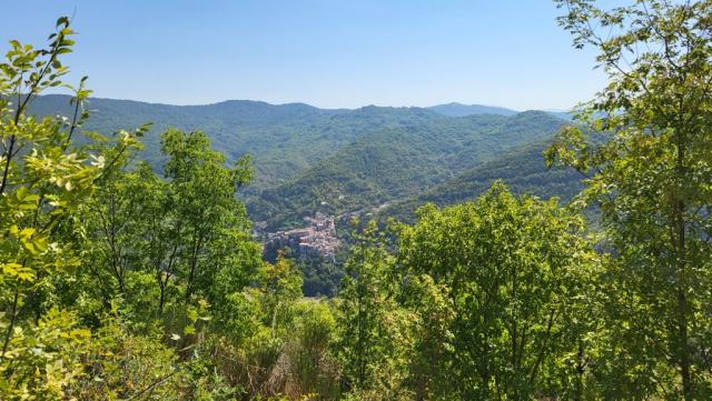tief unter im Tal, erkennen wir das Dörfchen Percile