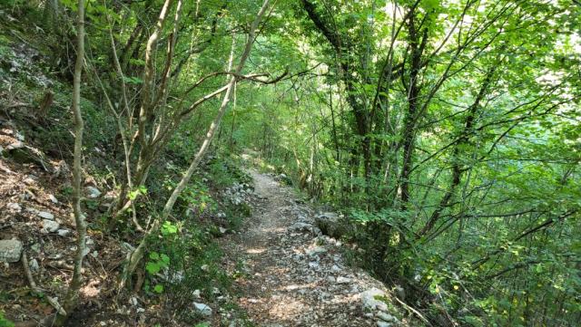 der Cammino di San Benedetto führt uns, der Hauptstrasse ausweichend, nun rechts vorbei an Civitella di Licenza