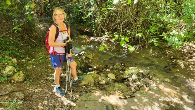 der Weg am kleinen Bach entlang schenkt uns eine wohltuende Erfrischung