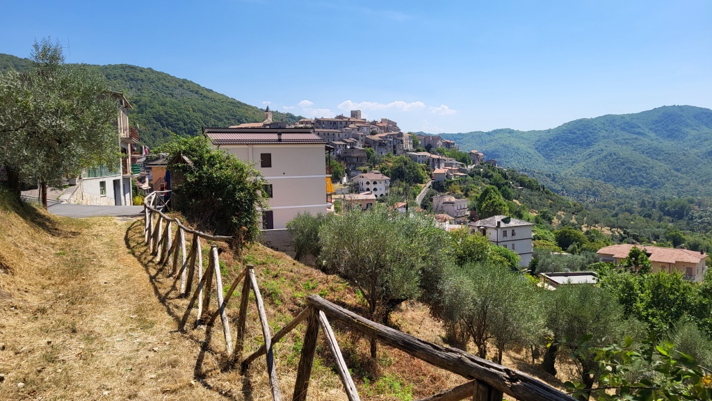auf dem schönen Weg erreichen wir Licenza. Hier wollen wir eine Mittagsrast einlegen