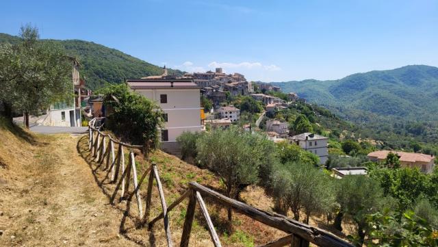 auf dem schönen Weg erreichen wir Licenza. Hier wollen wir eine Mittagsrast einlegen