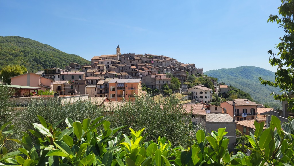 Licenza mit seiner typisch mittelalterlichen Stadtanlage, wird durch die Burg der Orsini beherscht
