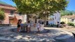 spielende Kinder beim Brunnen auf dem Dorfplatz von Licenza
