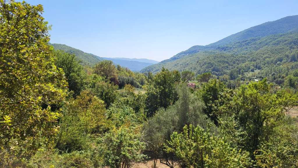 weit voraus, noch verborgen in den Bergen, liegt Subiaco – ein besonderer Höhepunkt auf diesem Cammino