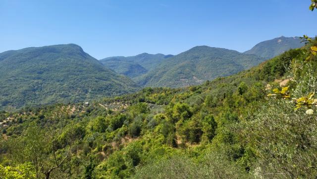 über einen sehr schönen Höhenweg, entlang eines Bergrückens, geniessen wir die Aussicht auf die Monti Simbruini