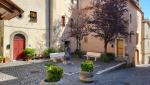 am Dorfplatz, in einer kleinen Bar, gönnen wir uns einen Aperitivo