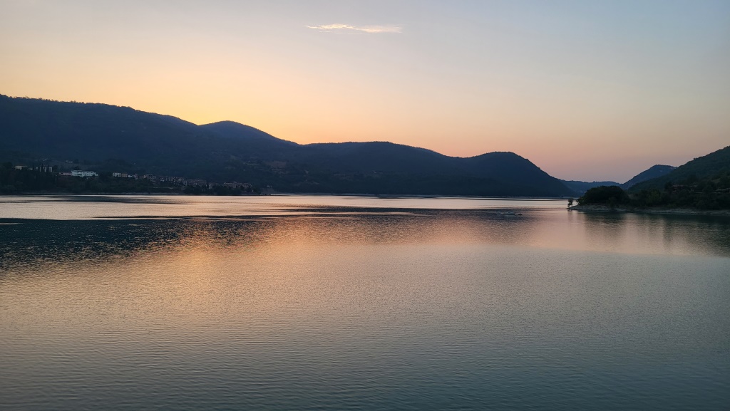 die Sonne senkt sich über den Lago del Turano. Ein sehr schöner Wandertag geht zu Ende