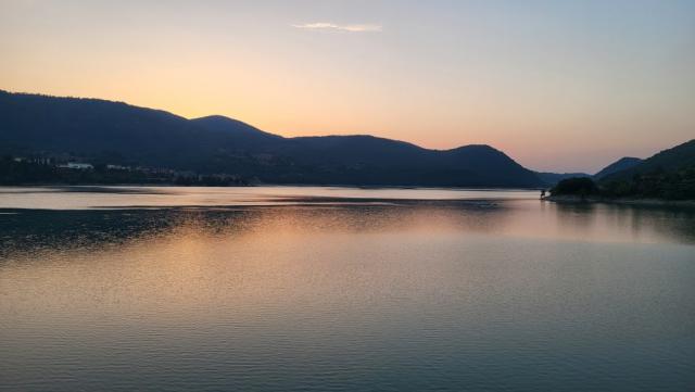 die Sonne senkt sich über den Lago del Turano. Ein sehr schöner Wandertag geht zu Ende