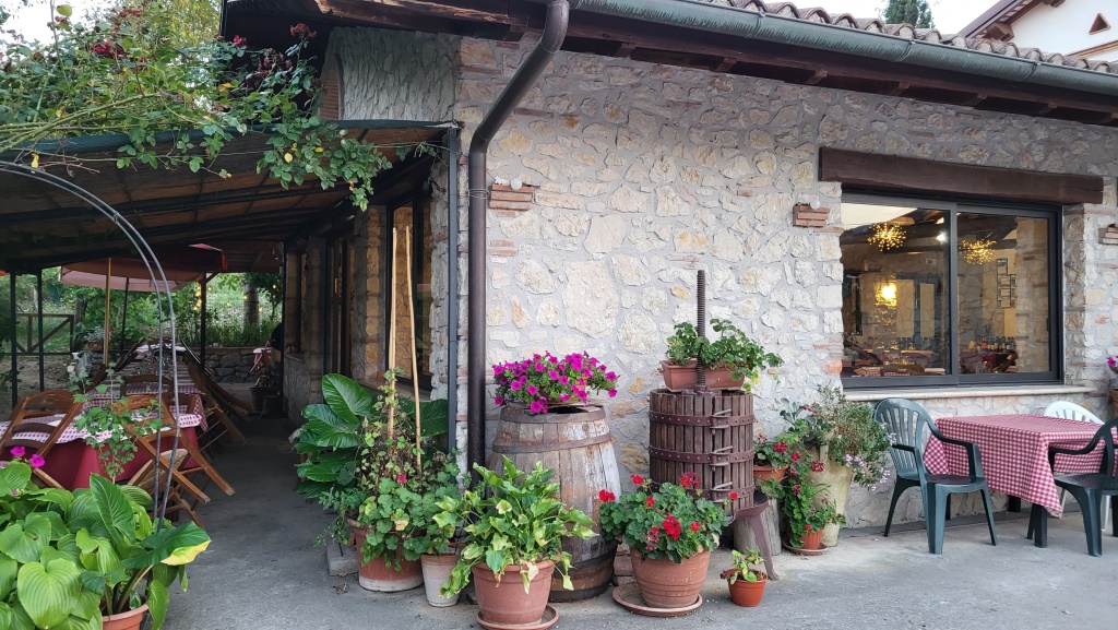 etwas ausserhalb von Castel di Tora, im Ristorante Il Vigneto in Colle di Tora,...