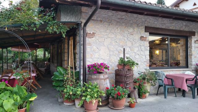 etwas ausserhalb von Castel di Tora, im Ristorante Il Vigneto in Colle di Tora,...