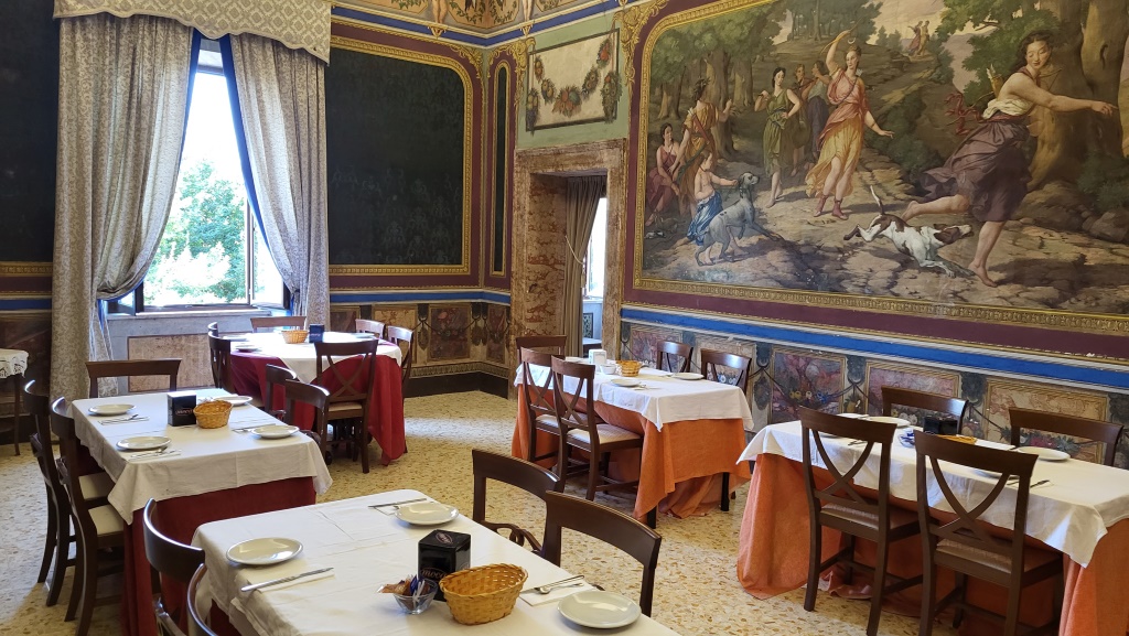 das Frühstück war aber sehr schlecht. Noch während des Essens sagten wir uns: Hier frühstücken wir nicht mehr