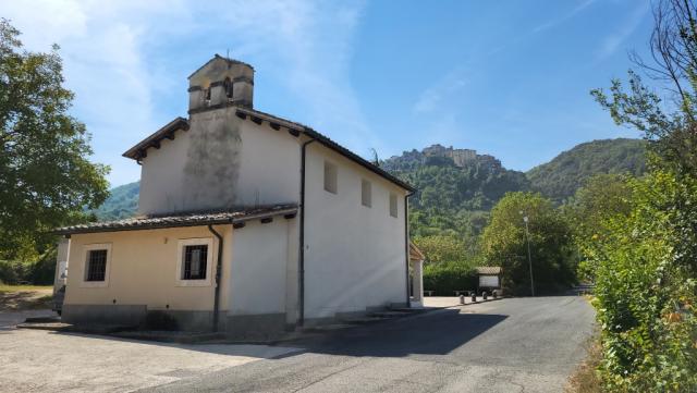 am Fusse des Dorfes Anticoli Corrado, wandern wir an der kleinen Kirche Madonna del Giglio vorbei