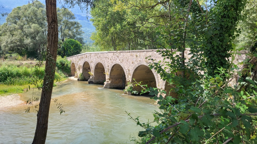 über diese schöne Brücke könnten wir nach Agosta abbiegen