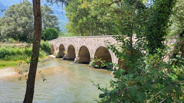 über diese schöne Brücke könnten wir nach Agosta abbiegen