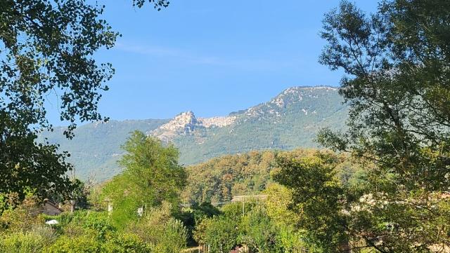 auf der anderen Talseite des Aniene Tal an den Hängen der Monti Simbruini erkennen wir Cervara di Roma