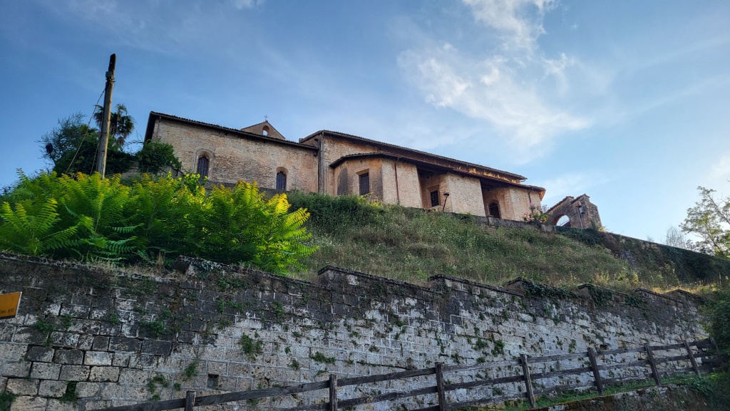 kurz vor Subiaco erreichen wir das 1327 erbaute Kloster San Francesco mit seinen gotisch‑römischen Elementen