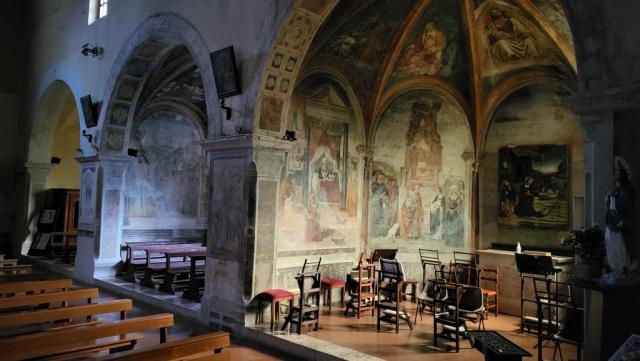 die Kirche besitzt ein bewundernswerter Freskenzyklus aus dem 13. Jhr.